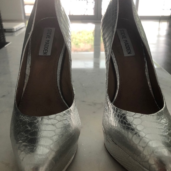 Silver Heels - Picture 2 of 3